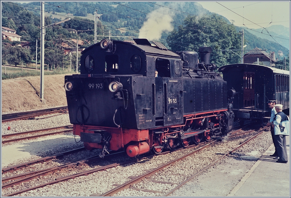 Im Sommer 1985 dampfte die 99 193 in Blonay bei der B-C, heute seht sie angegraut und mit etliche neuen Teilen versehen in Chaulin, so dass ich hoffe, dass der schöne Fünf-Kuppler nächstes Jahr zum 50-Jahre B-C Jubiläum erneut in Blonay dampfen wird.
Analog Bild vom Sommer 1985
