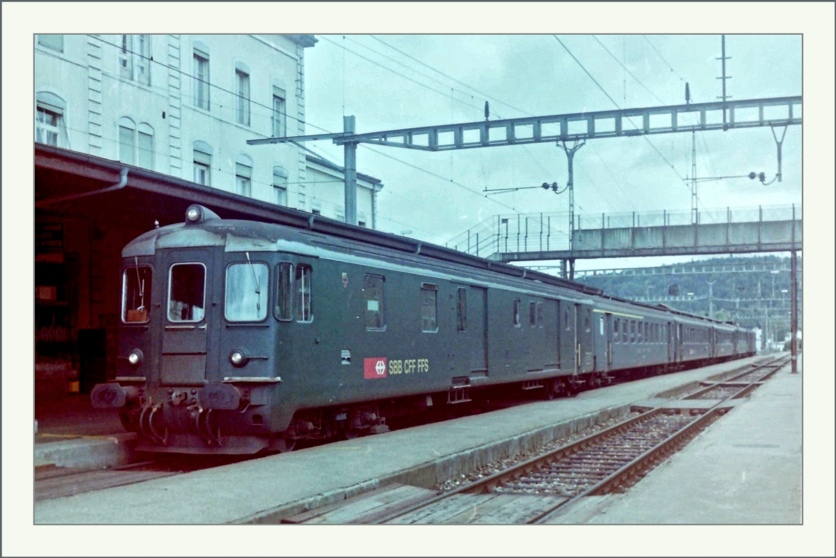 Im Sommer 1987 steht dieser Regionalzug nach Delémont in Porrentury zur Abfahrt bereit. 
Beachtenswert ist der Steuerwagen, der auch über einen PTT  Briefkasten  verfügt.

August 1987