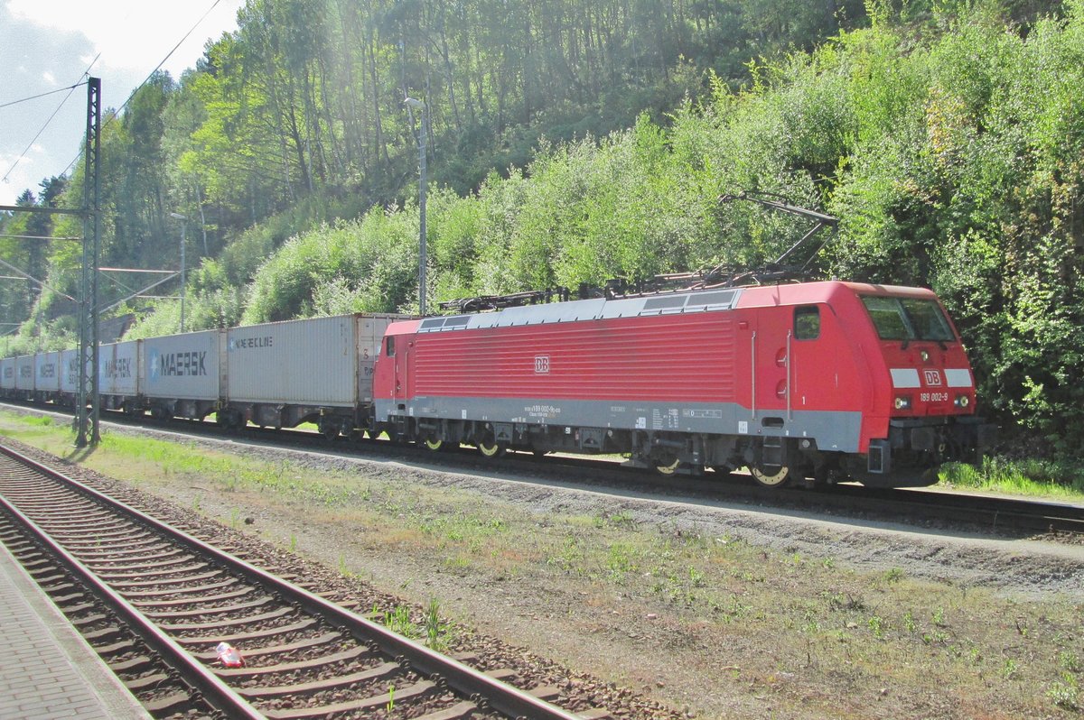 Im sonnigen Bad Schandau trifft 189 002 ein am 9 Mai 2016.