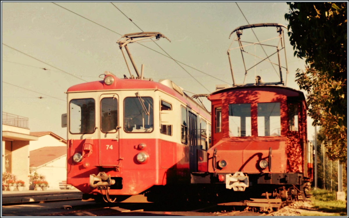 Im Spätsommer 1985 stehen der CEV BDeh 2/4 74 und Te 82 in Blonay. 

Analogbild vom August 1985