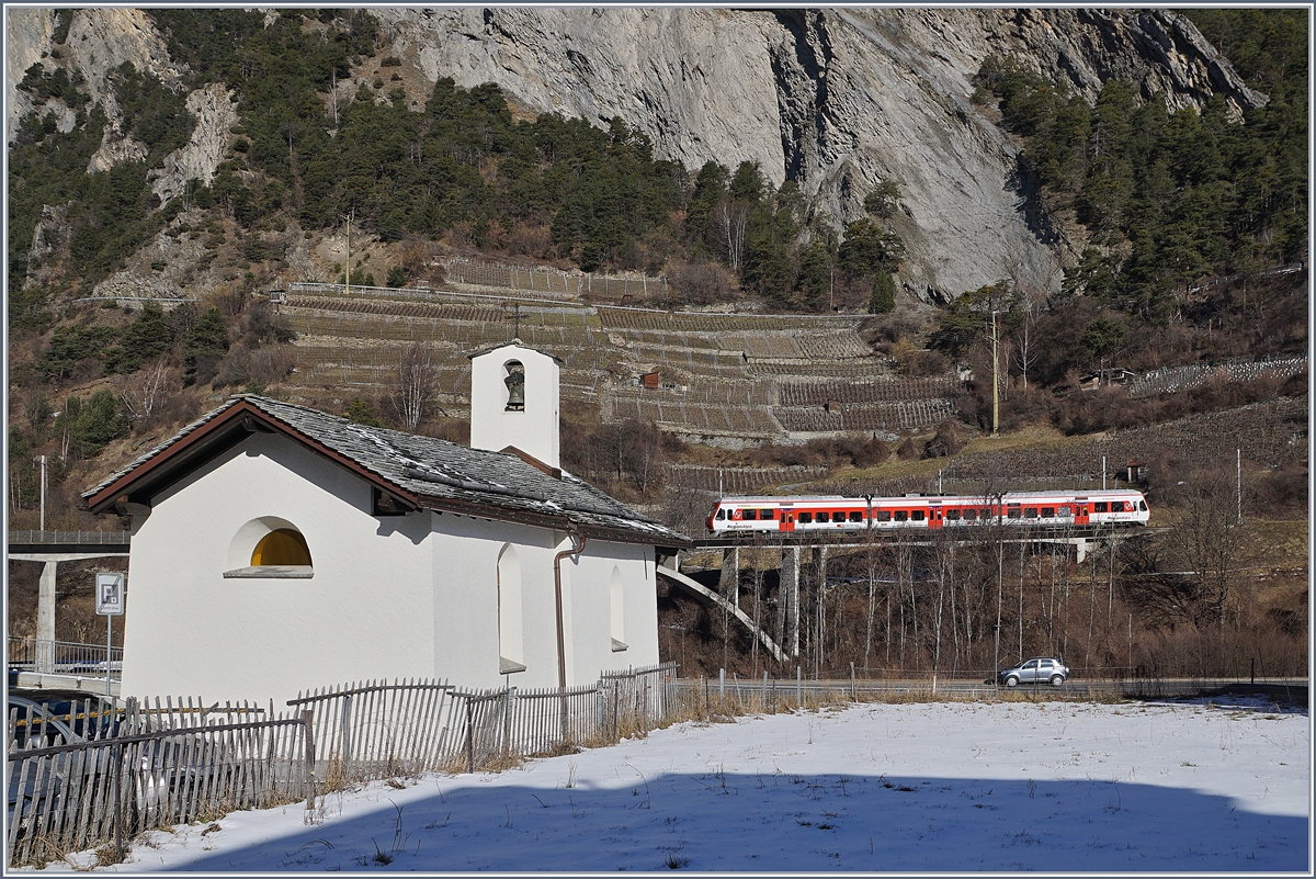 Im Vordergrund die aus dem Jahre 1445 stammende Chapelle des Sept Joies (die Sieben Freuden Marias) in Sembrancher und im Hintergrund ein RegionAlps RABe 525 als TMR Regionalzug 26118 auf dem Weg von Martigny nach Le Châble.

9. Februar 2020
