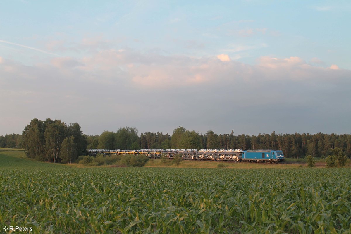 Im wirklich aller letzten Büchsenlicht kommt 285 104 der PRESS mit ihrem VW-Autozug nach München Milbershofen kurz vor Wiesau gen Süden gefahren. 15.06.18