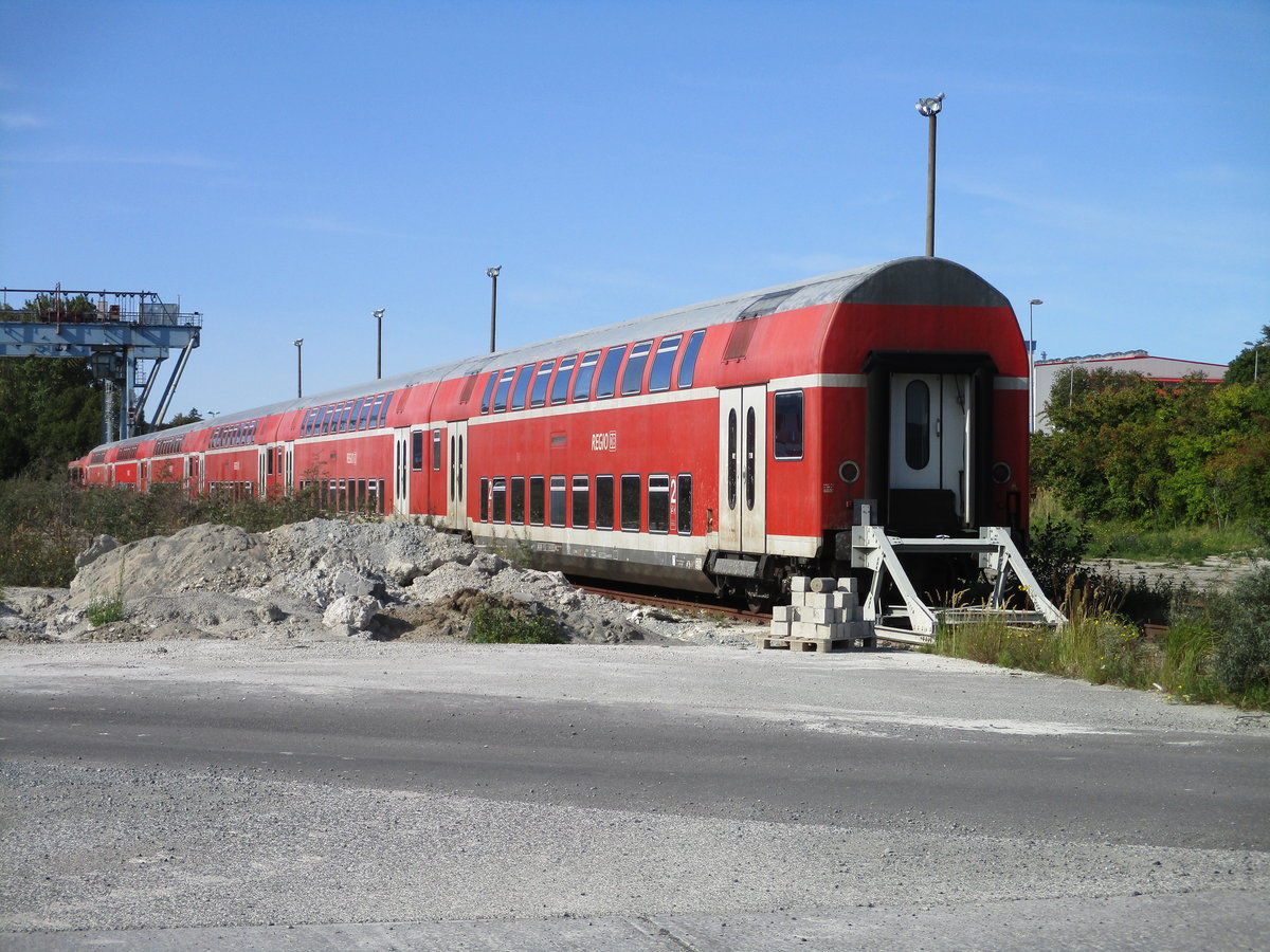 Immer noch stehen in Mukran eine Vielzahl an Dostos.Aufnahme vom 17.September 2020.