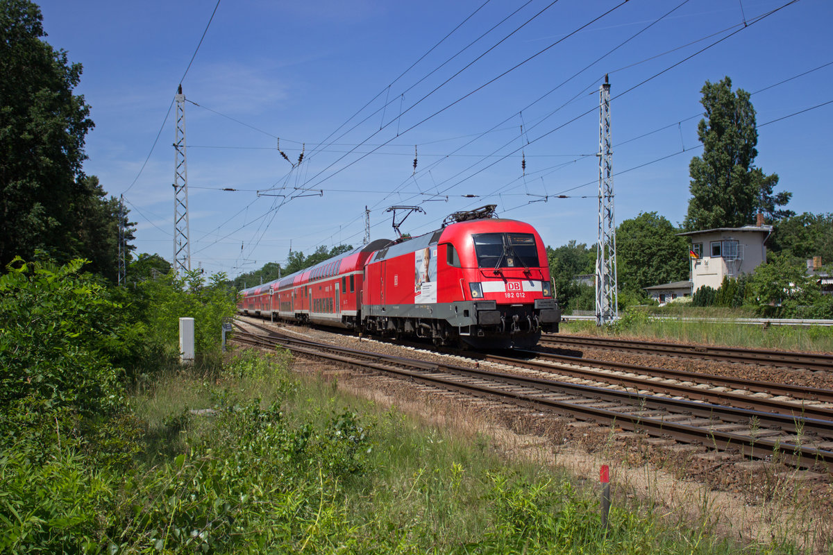 Immer wieder beklebt man in Cottbus die Seiten der 182 mit Werbebotschaften. Im letzten Jahr etwa zum 20-jhrigen Bestehen des RE1, nun, wie hier an 182 012 fr das Berlin-Brandenburg-Ticket. Die Marketingabteilung der DB hat da nmlich smtliche Spendierhosen an und spendiert jedem fnffachen BB-Ticket-Nutzer ein weiteres.