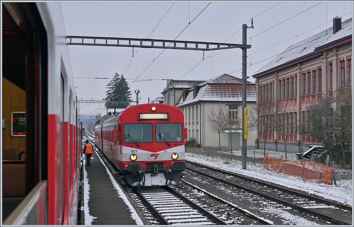 In Alle kreuzt unser Zug nach Bonfol den Gengenzug nach Porrentury, was einige Zeit in Anspruch nimmt, da der Bahnhof von Alle ber Handweichen verfgt. 
11. Jan. 2019