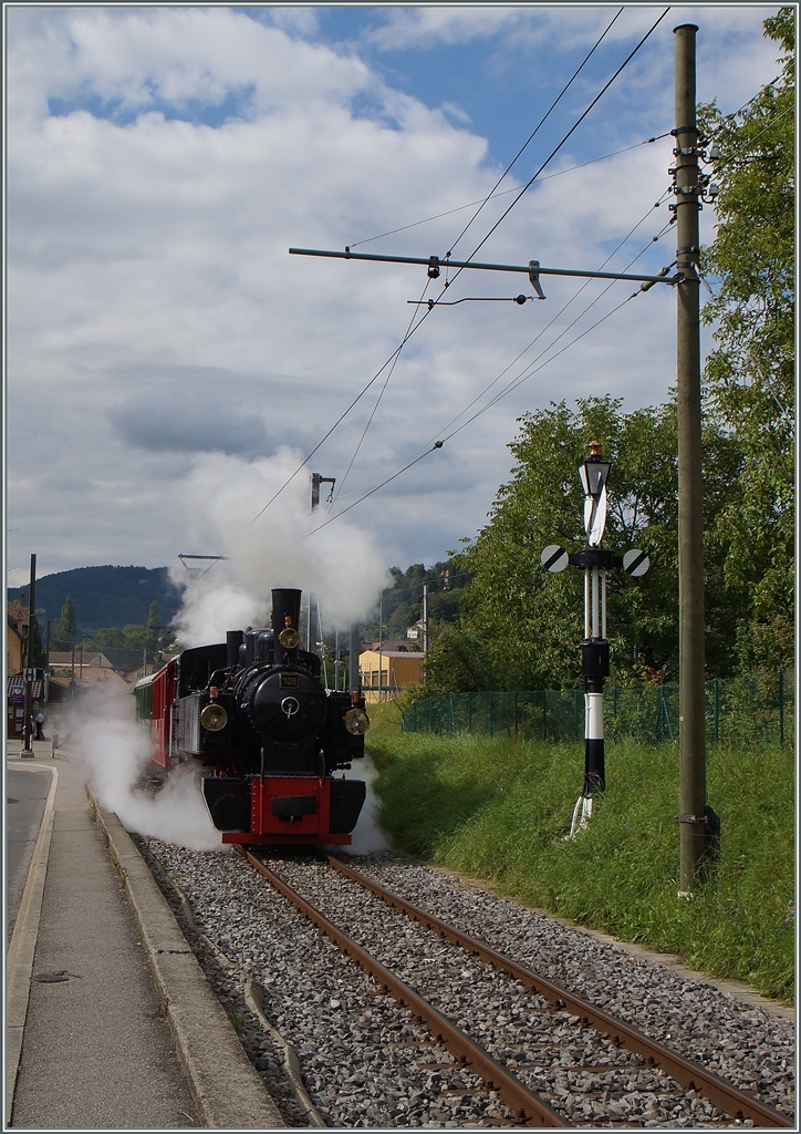 In Blonay dampft du G 2x2/2 105 bergwrts. 
16. Aug. 2014