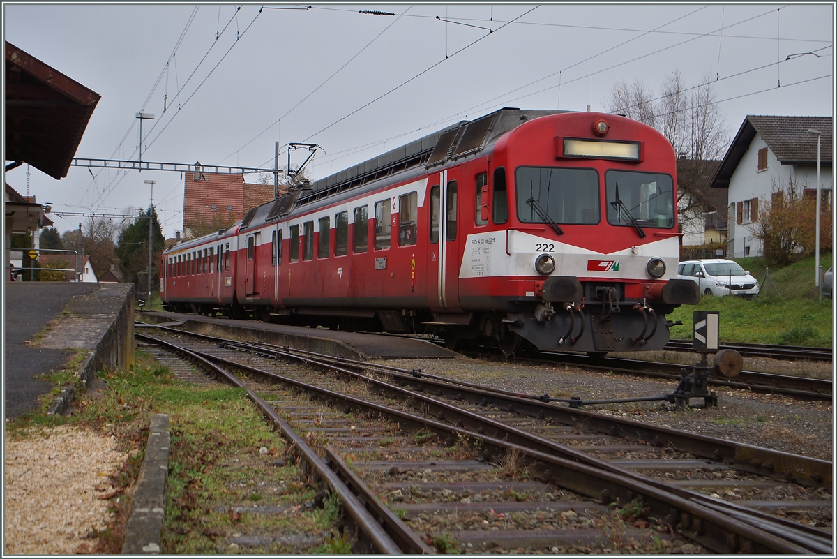 In Bonfol steht der RBDe 4/4 (94 85 7 566 22-6)  mit seinem Bt 50 85 80 35 922-4 als Regionalzug 26453 nach Porrentruy zur Abfahrt bereit.
17. Nov. 2014