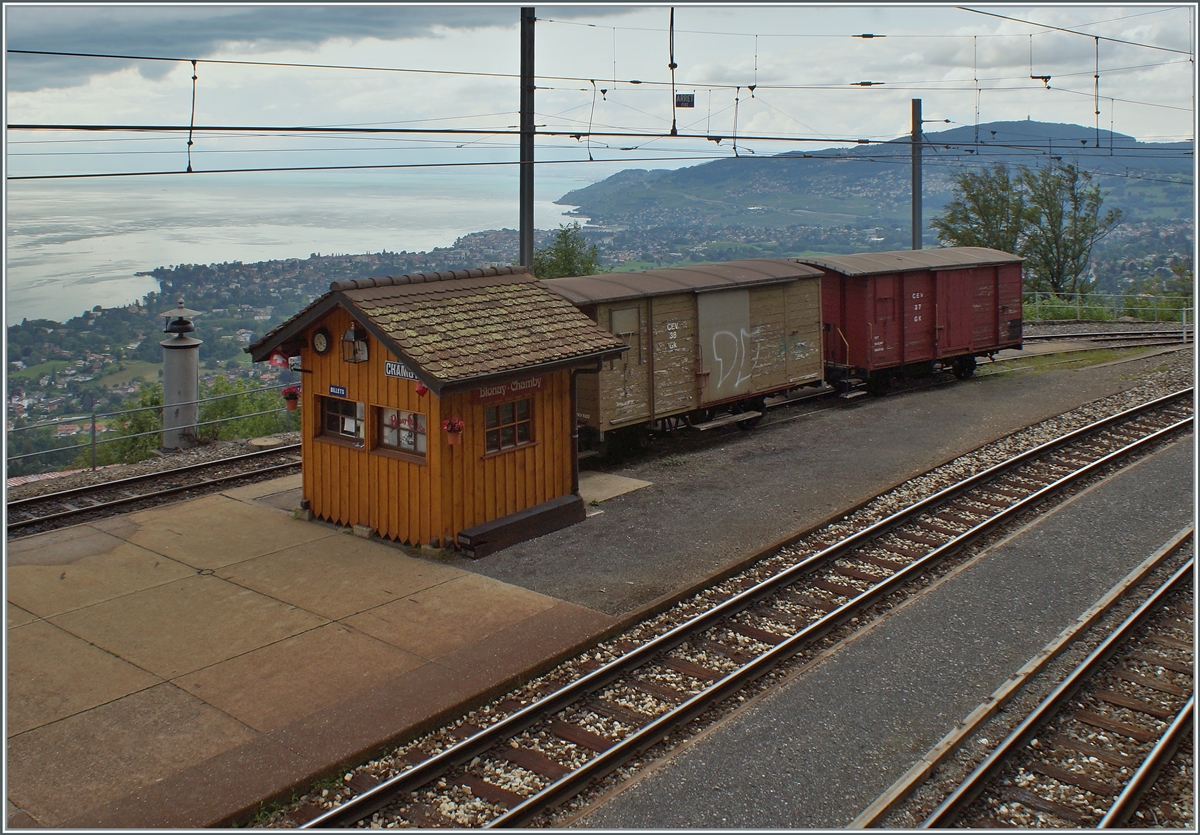 In Chamby stehen seit einiger Zeit die beiden CEV Güterwagen Gk 38 und 37. Als ich in Blonay gearbeitet habe, habe ich hin und wieder Stückgut in solche Wagen verladen. 

22. August 2021