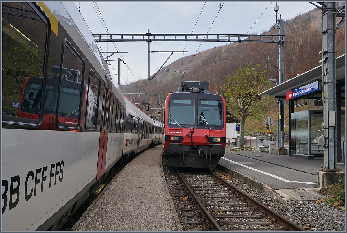 In Champ-du-Moulin ausgestiegen und schon befinde ich mich auf dem schmalen Mittelperron zwischen den Gleisen während im Hintergrund der Gegenzug Champ-du-Moulin in Richtung Travers verlässt.

23. Nov. 2019