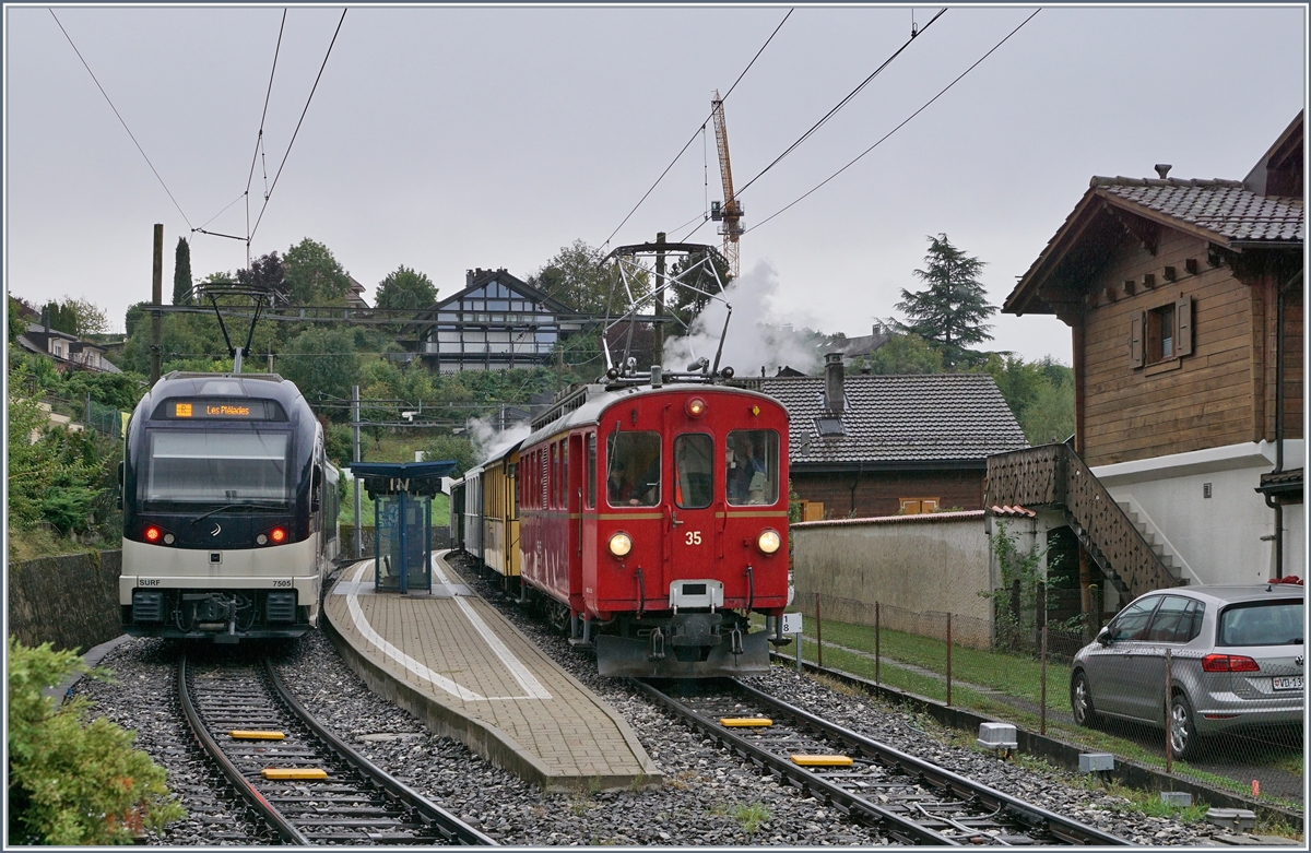 In Clies begegnet der nach Vevey fahrende Bernina Bahn ABe 4/4 35 dem Riviera-Belle-Epoque Zug dem nach Blonay fahrenden ABeh 2/6 7505. 

27. Sept. 2020