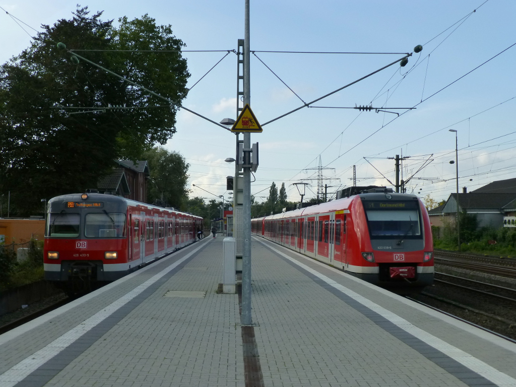 In D-Eller begegnen sich am 25.9.15 420 433 als S1-Verstärker und 422 037 und 038 (hinten, sichtbar) als normale S1 nach Dortmund.