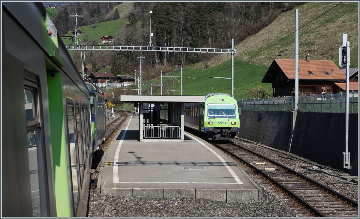 In Därstetten scheint die EWIII Wagen Welt noch in Ordnung...
die RE Zweisimmen - Spiez kreuzen sich jeweils zweistündlich in Därstetten, weissen aber hier keinen Verkehrshalt auf.

14. April 2021