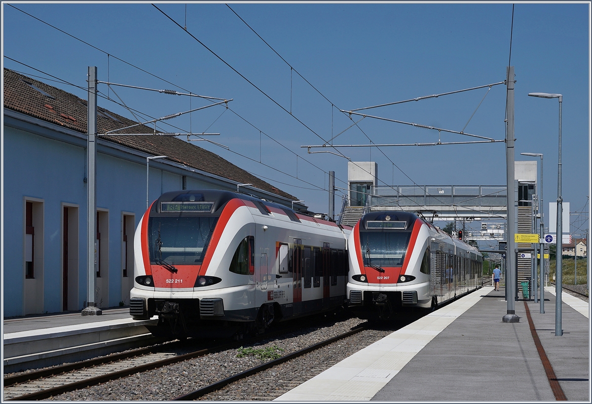 In Delle stehen links der RABe 522 211 als RE 18174 zur Weiterfahrt nach Meroux TGV bereit und rechts im Bild der als RE 4122 von Porrentruy in Delle eingetroffene RABe 522 207 der als RE 4121 nach Porrentruy zurückfahren wird. 

23. Juli 2019 