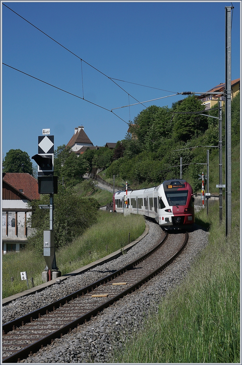 In der derselben Richtung aber mit dem Ziel Fribourg konnte ich den RABe 527 194 beim Einfahrsignal von Vaulruz fotografieren. 

19. Mai 2020