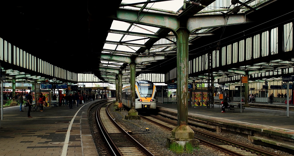 In diesem Jahr soll der Umbau des Duisburger Hauptbahnhofes beginnen. Am 03.05.2017 steht ein ET der Eurobahn unter der aus den 1930er Jahren stammenden charakteristischen Hallendachkonstruktion, die durch einen Neubau ersetzt werden soll. Damit verschwindet (wieder einmal) ein Stück zeittypischer Bahnhofsarchitektur.