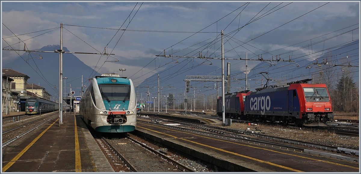 In Domodossola wartet in FS Trenitalia Ale 501 ME Minuetto auf die Abfahrt nach Novara.
31. Jan. 2017