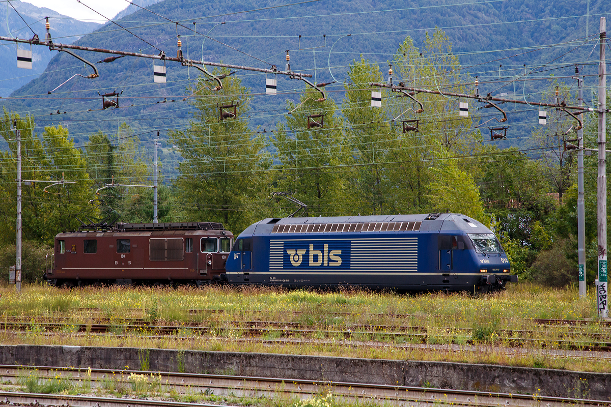 In Doppeltraktion fahren am 15.09.2017 die BLS Re 465 014-9 (91 85 4 465 014-9 CH-BLS)  Spalenberg  und die BLS Re 4/4 180  Ville de Neuchtel  (91 85 4 425 180-7 CH-BLSC), als Lz ber das Umgehungsgleis, durch Domodossola in Richtung Sden. 

Es ist nicht ungewhnlich das ein Re 465 und eine Re 4/4 (Re 425) gemeinsam in Doppeltraktion fahren, die Vielfachsteuerung macht es mglich.