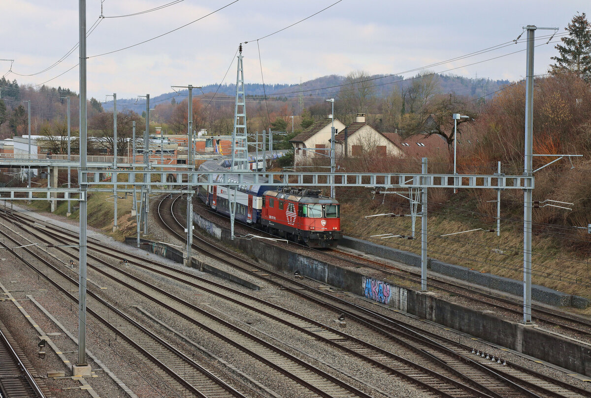 In Effretikon wartet eine S19 mit Lok 420 222 auf ihren Einsatz; der Zug steht neben der Verbindung der Strecke Wetzikon - Kempten - Pfäffikon ZH zur Strecke von Winterthur her. 6.Februar 2023. 