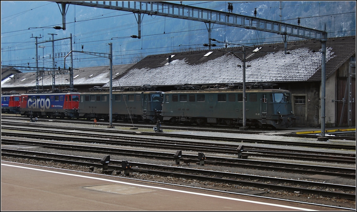 In Erstfeld standen im März 2008 noch einige Ae 6/6 in vor dem Lokschuppen. 11476, 11495 in grün und eine im Cargo-Design.