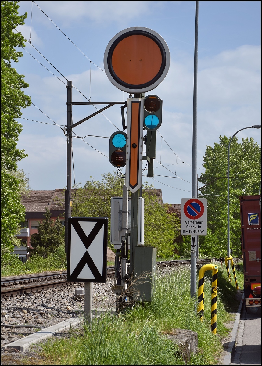 In der fast formsignalfreien Schweiz gibt es nebst dem Klettgau und der Rangierbahnhof Biel bei der Hafenbahn Kleinhünigen noch Widerständler... Vorsignalwiederholer, aber durch das Strassenschild unverkennbar in der Schweiz. April 2018.