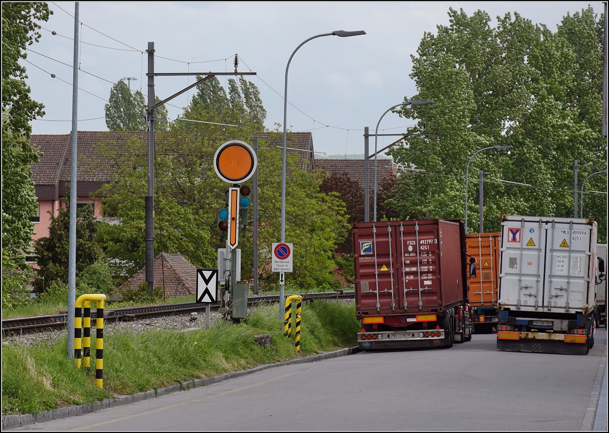 In der fast formsignalfreien Schweiz gibt es nebst dem Klettgau und der Rangierbahnhof Biel bei der Hafenbahn Kleinhünigen noch Widerständler... Vorsignalwiederholer, aber durch das Strassenschild unverkennbar in der Schweiz. April 2018.