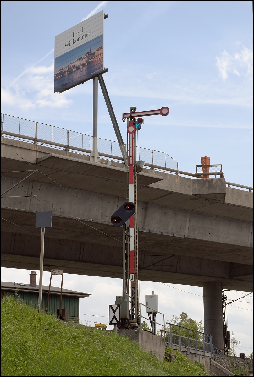 In der fast formsignalfreien Schweiz gibt es nebst dem Klettgau und der Rangierbahnhof Biel bei der Hafenbahn Kleinhünigen noch Widerständler... Hauptsignal unter der Autobahnbrücke nach der Grenze. April 2018.