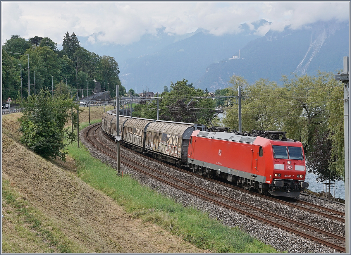 In der Folge dauerte es nur ein paar Minuten, bis de  Novelis  Güterzug von Sierre nach Göttingen auftaucht. Neuerdings wird der Zug von einer DB 185 geführt, heute war es die gepflegte 185 111-2. 

24. Juli 2020