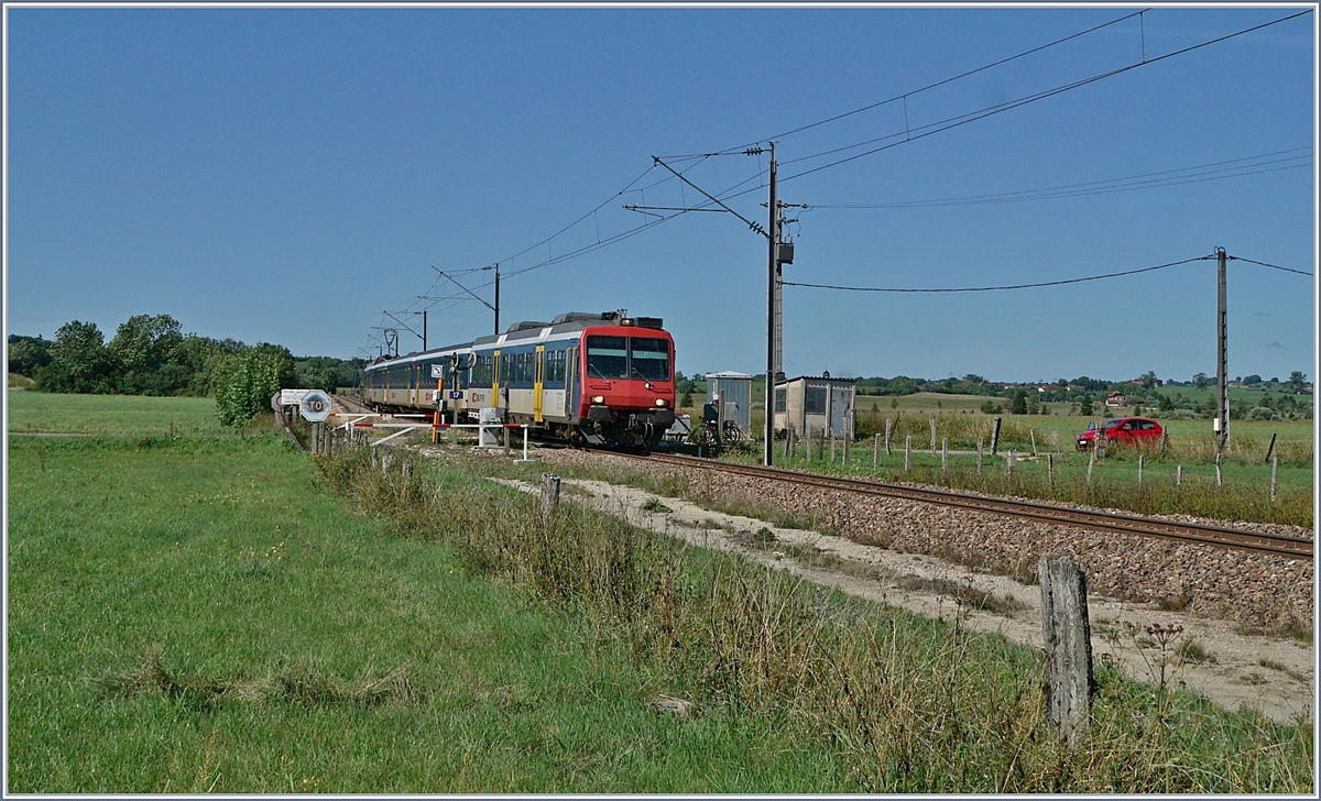 In Frankreich, zwischen La Rivière-Drugeon und Ste-Colombe ist dieser SBB NPZ als RE 18123 auf der Fahrt Richtung Schweiz.

21. Augst 2019