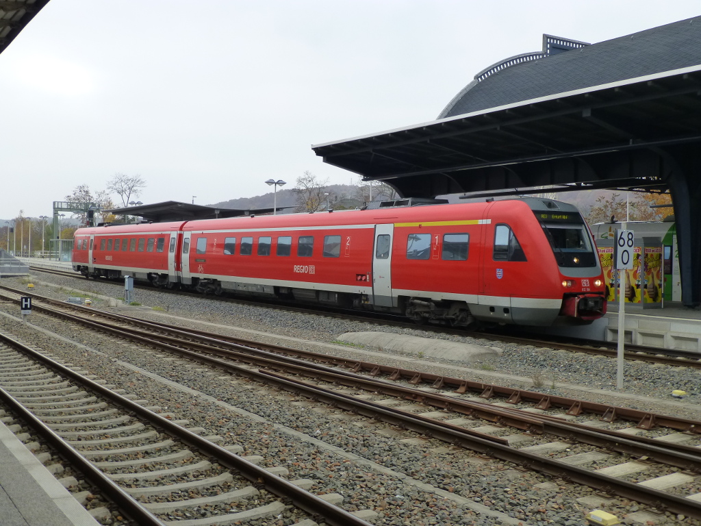 In Gera Hbf werden die Züge der Linien RE 1 und 3 geflügelt, hier fährt 612 184 an der Bahnsteighalle vorbei, um sich am hinteren Ende des Bahnsteiges mit einem weiteren 612 zu vereinigen. 30.10.15.