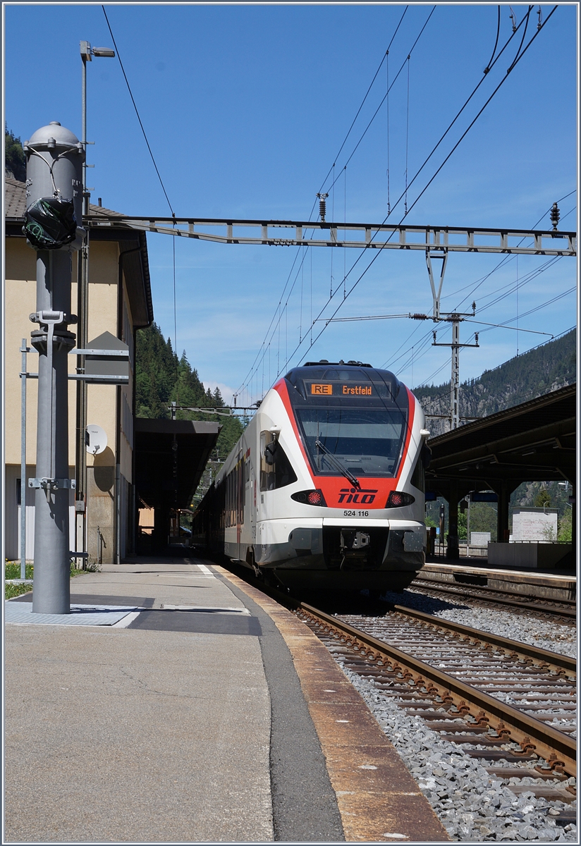 In Göschenen neben dem Wasserkran wartet der TILO Flirt 524 116 auf die Weiterfahrt nach Erstfeld. Der Wasserkran wurde in der Zwischenzeit wieder hergerichtet.
21. Mai 2017  