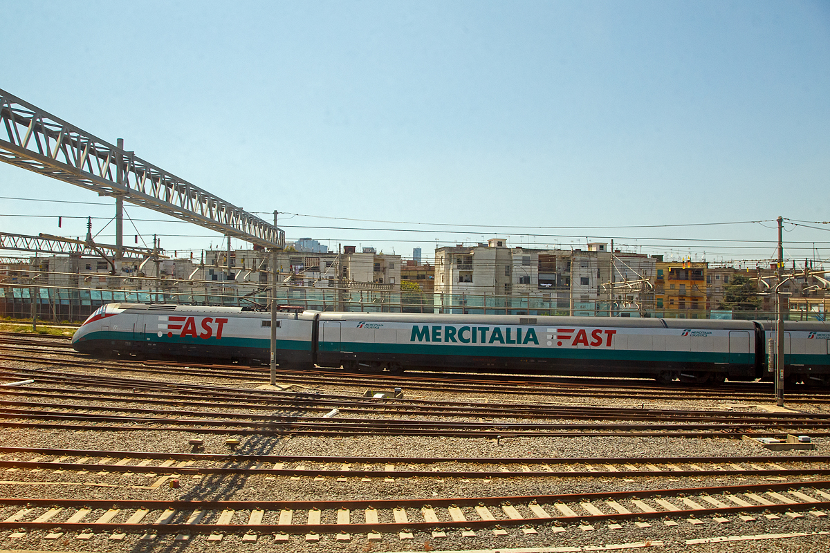 In Italien verkehrt jetzt der weltweit erste Hochgeschwindigkeitszug für Güter, hier der ETR 500 – M 01der Mercitalia Fast am 16.07.2022 abgestellt in Neapel, aufgenommen aus einem Zug heraus.

Ende Oktober 2018 wurde im FS-Frachtterminal Maddaloni-Marcianise (Caserta) der neue Dienst  Mercitalia Fast  vorgestellt. Es wurde der erste Frachtdienst der Welt im italienischen AV/AC-Hochgeschwindigkeitsnetz eröffnet.

 Mercitalia Fast  wurde entwickelt, um die Bedürfnisse von Kunden wie Expresskurieren, Logistikern, Herstellern, Händlern und Immobilienentwicklern zu erfüllen. Die Güter werden an Bord eines Hochgeschwindigkeitszuges ETR 500 mit einer Ladekapazität von 18 Tir transportiert. Der Einsatz von Rollcontainern macht das Be- und Entladen schnell, effizient und sicher. „Mercitalia Fast“ verbindet montags bis freitags in dreieinhalb Stunden die Logistikdrehscheibe Bologna Interport im Norden und das Terminal Maddaloni-Marcianise bei Neapel. Der neue Zug sei die erste Hochgeschwindigkeitsverbindung für Güter weltweit und soll eine neue Ära Mercitalia einläuten, die Güterverkehrstochter der staatlichen Eisenbahn FS Italiane.

Dieser erste Mercitalia Fast-Service wird die wichtigste italienische Autobahn (A1) jährlich um rund 9.000 Lkw entlasten und die Kohlendioxidemissionen in die Atmosphäre um 80 % im Vergleich zum Straßenverkehr senken.
