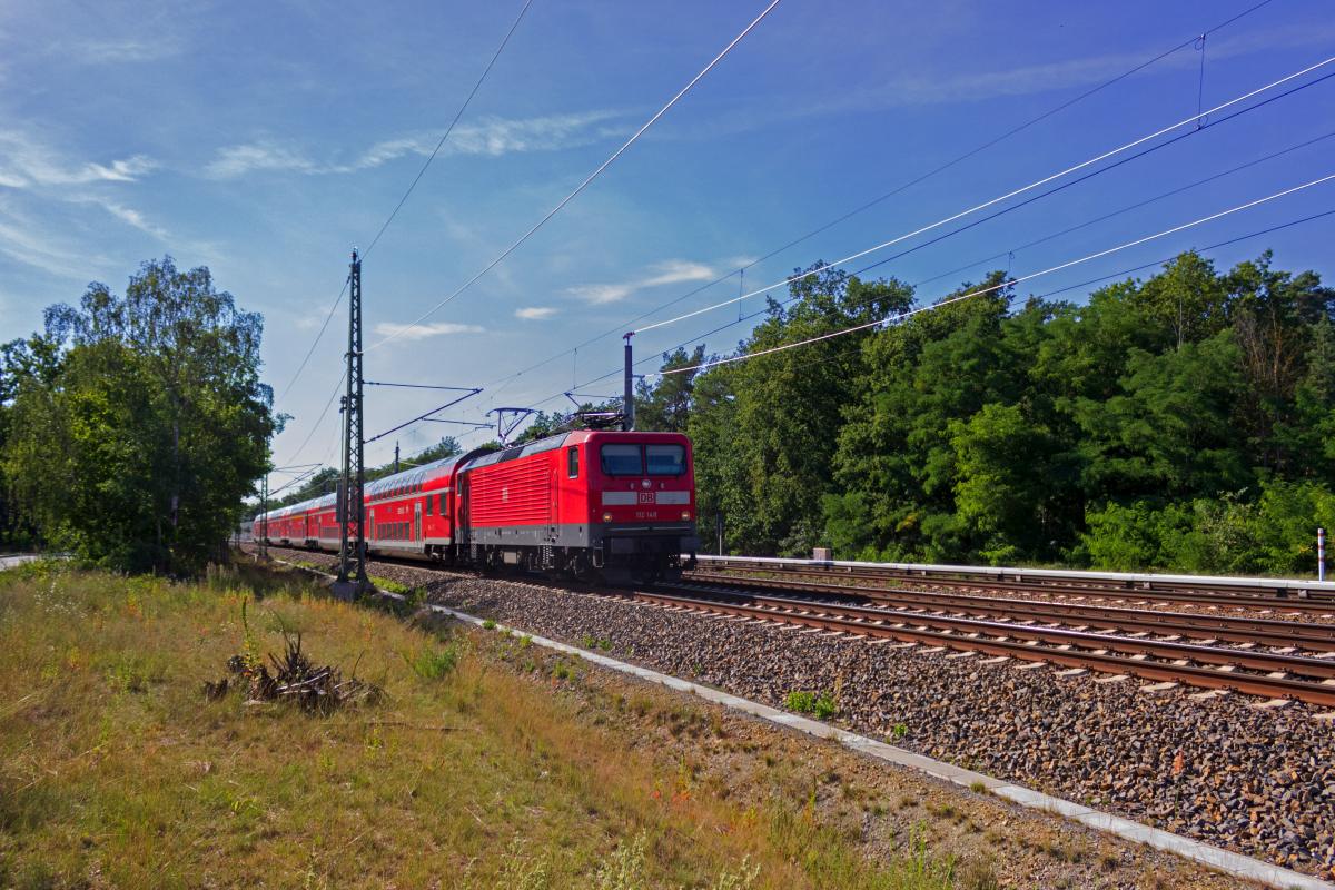 In jngster Zeit sind auf der Linie RE1 neben den regulren 182 vermehrt Loks der Baureihe 112 im Einsatz. Allein am 31.07. konnte ich innerhalb weniger Stunden vier Stck beobachten, darunter 112 148, die hier nahe Fridrichshagen in Richtung Frankfurt unterwegs ist.