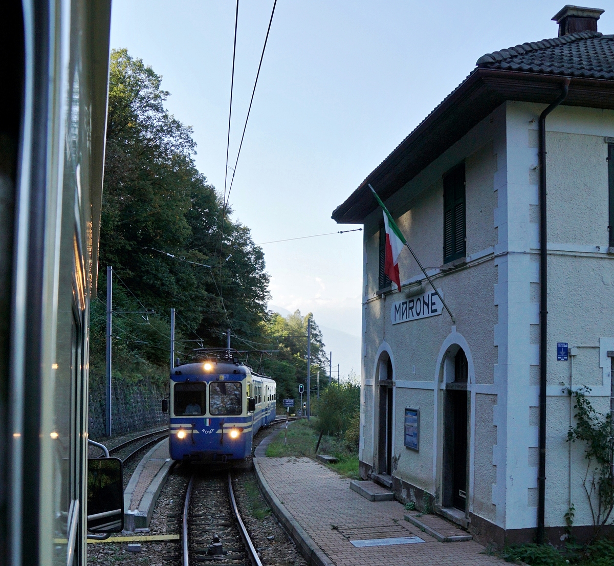 In der kleinen Station Marone kreuzt unser talwärts fahrende Zug den ABe 8/8 21  Roma  au dem Weg nach Folsogno-Dissimo. 
7. Okt. 2016