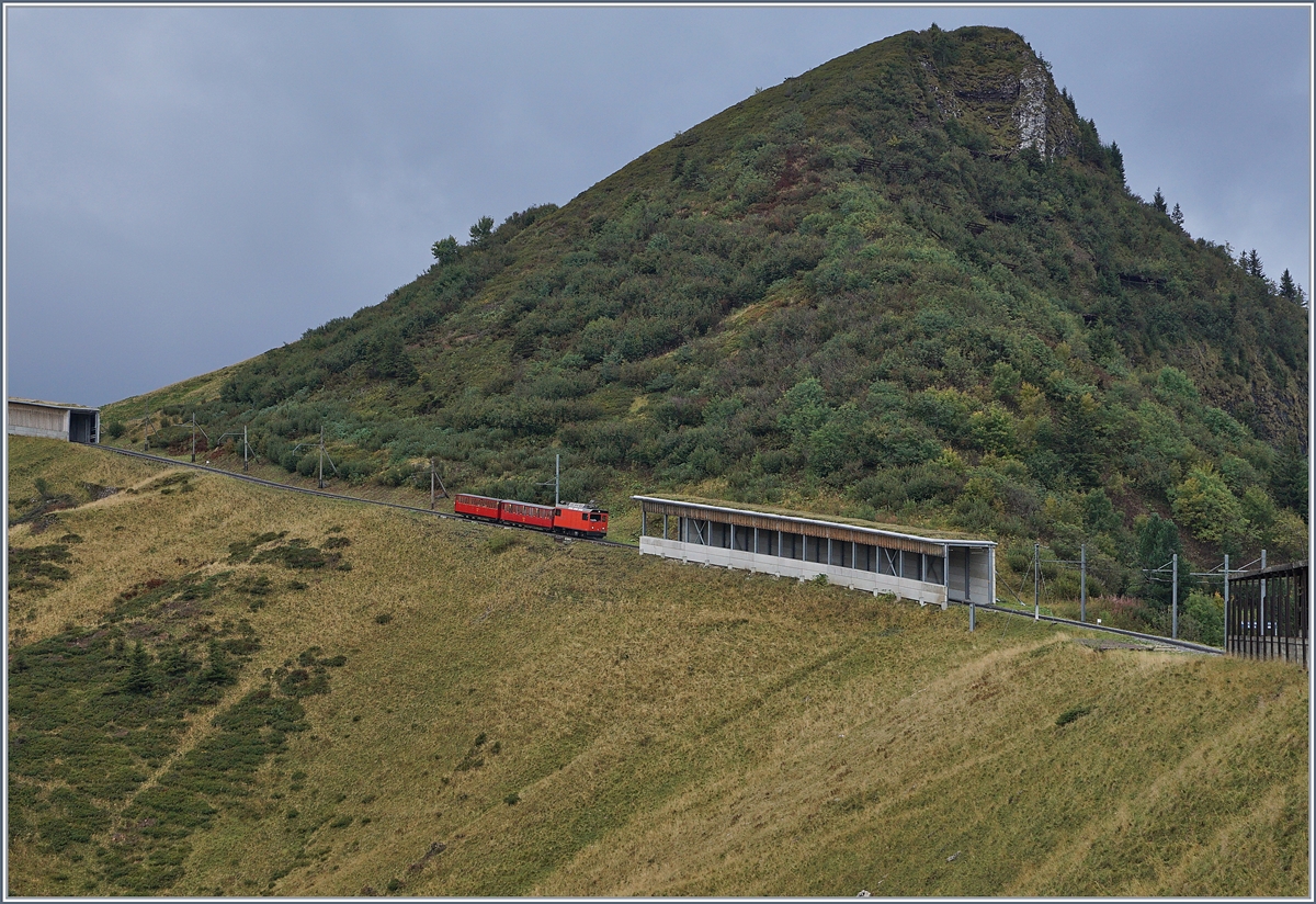 In Kürze erreicht die  Hem 2/2 N° 12 mit ihre Belle Epoque Zug den Bahnhof Jaman. 
16. Sept. 2017