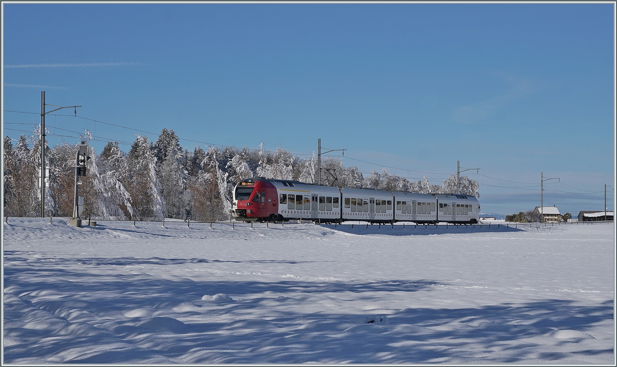 In der kurzen Zeit des abgezogenen Nebels und der aufziehenden Störung zeigte sich eine kleine Winterwunderwelt, und mittendrin der TPF RE 3819 von Bulle nach Bern. Das Bild wurde zwischen Vaulruz und Sâles aufgenommen. 

23. Dezember 2021