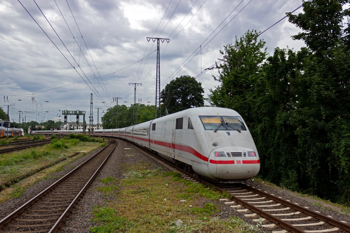 In einer langgezogenen Kurve sdlich des Bahnhofs Kln-West kommt die Lnge der ICE-Garnitur 401 065 besonders zur Geltung. Der Zug die linke Rheinstrecke fr die weitere Fahrt in Richtung Sden nutzen.