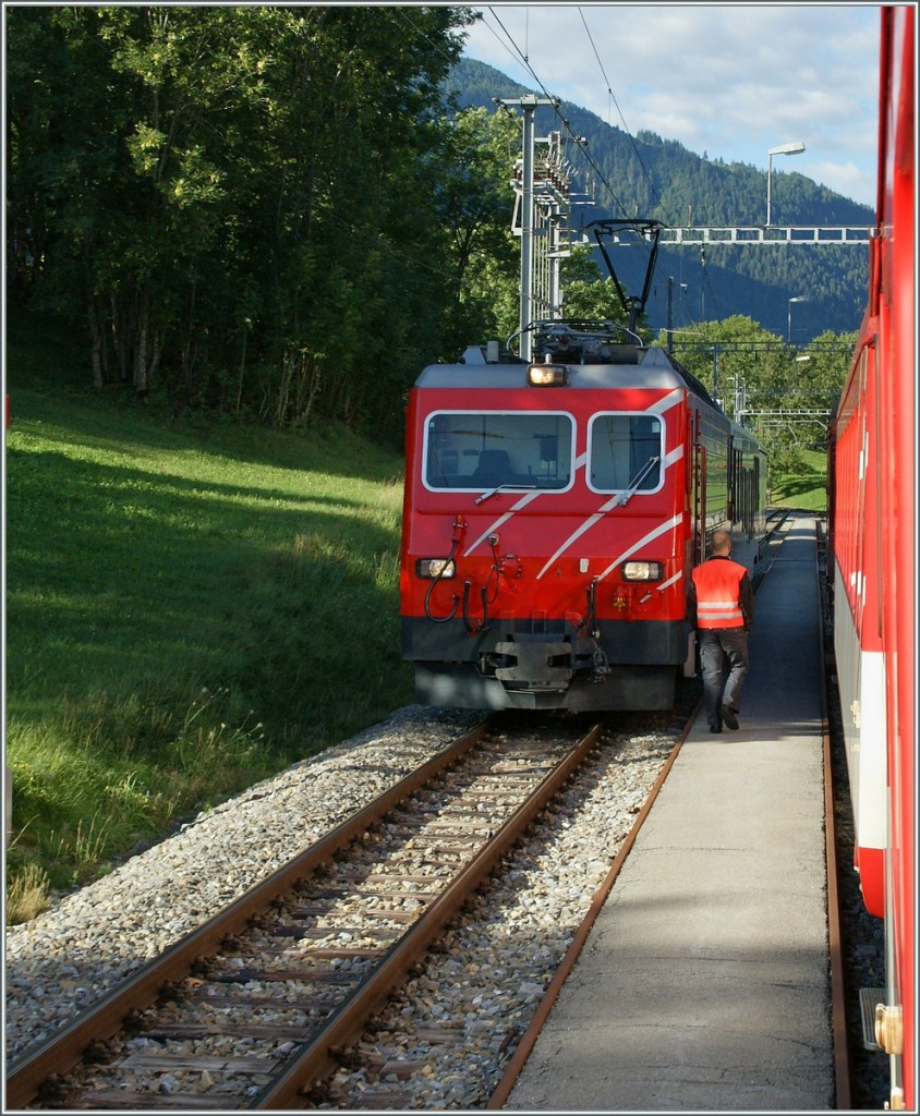 In Lax berholte unser Regionalzug die MGB HGe 4/4 welche neben einem Gterwagen auch eine noch farblosen  Stadler  Wagen mit sich fhrte.
Leider ist auf dem Bild nur die HGe 4/4 richtig zu sehen.
29. August 2013