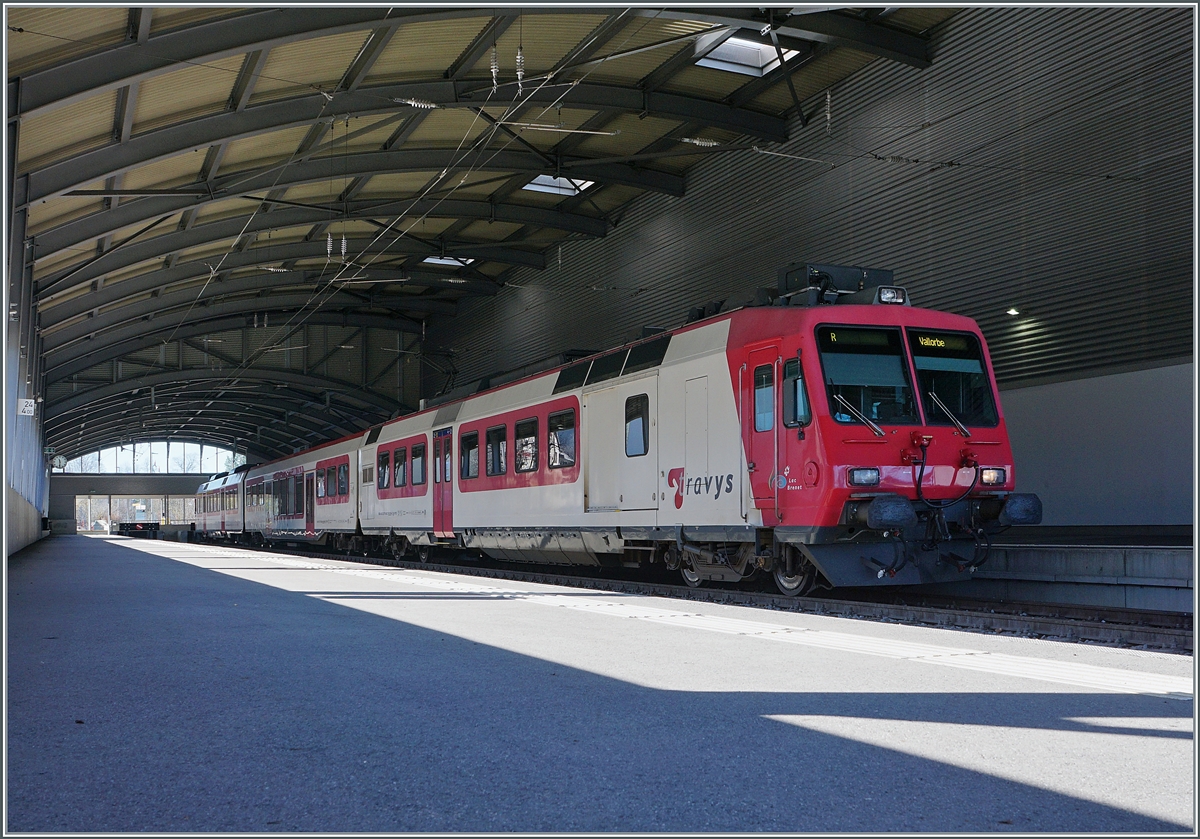 In Le Brassus wartet der TRAVYS RBDe 560 384 (UIC RBDe 560 DO TR 94 7 560 384-0 CH-TVYS) mit dem Zwischenwagen B NPZ DO TR 50 85 29-43 384-1 CH-TVYS und dem Steuerwagen ABt NPZ DO TR 50 85 39-43 984-6 CH-TVYS als Regionalzug 6018 nach Vallorbe auf die Abfahrt.

14. November 2020