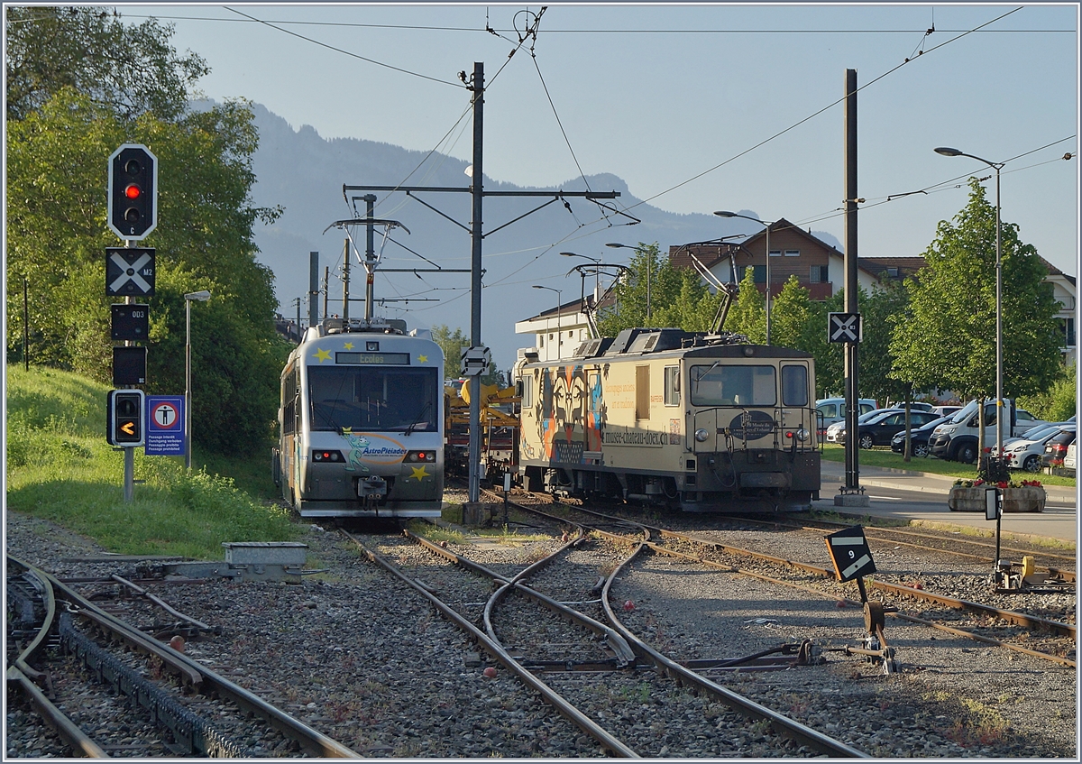 in MOB Güterzug (Dienstzug) verlässt Blonay Richtung Chamby mit der schiebenden MOB GDe 4/4 6001. 7. Juni 2019