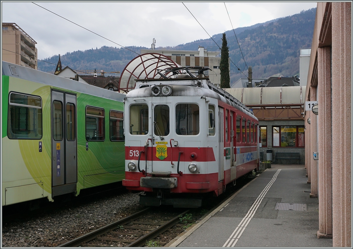 In Monthey-Ville wartet der AOMC BDeh 4/4 513 auf seinen nächsten Einsatz.
7. April 2016