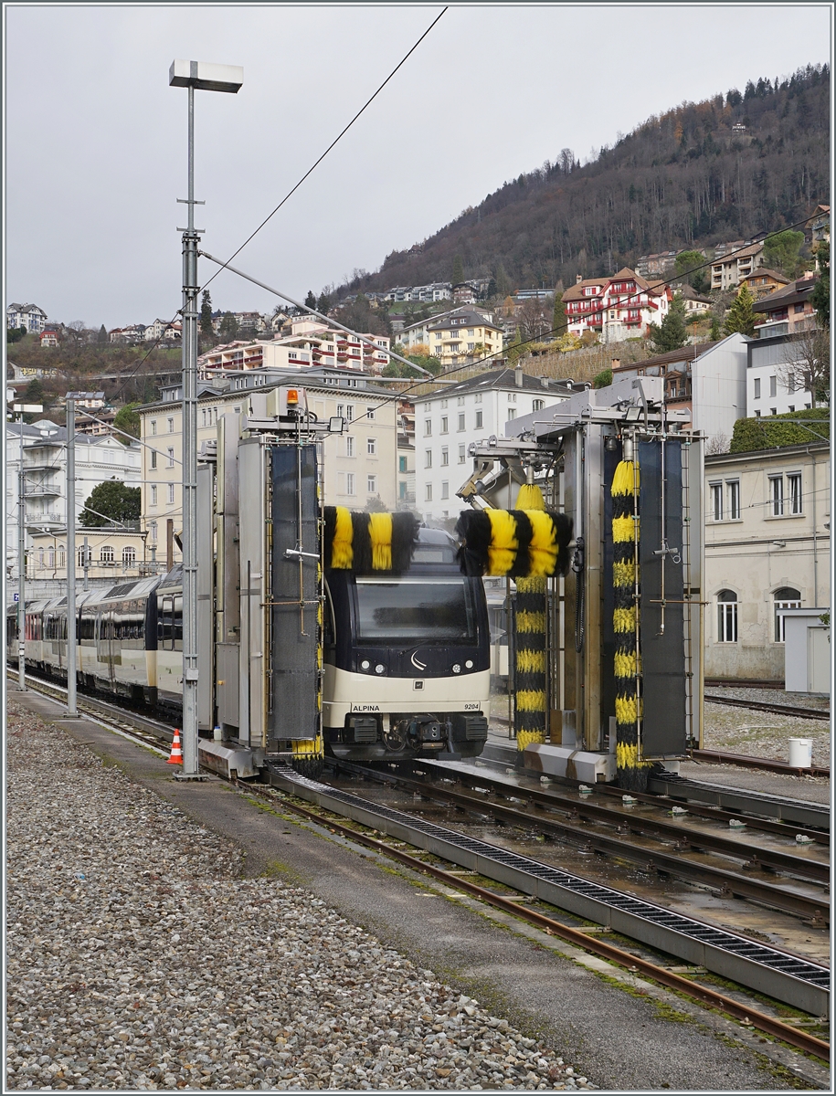 In Montreux wird der MOB Be 4/4 9204  Alpina  gründlich geputzt und dies mitten im Winter, ein Zeitpunkt welchen andere Bahnen für Reinigungsarbeiten eher meiden. 

7. Dez. 2024