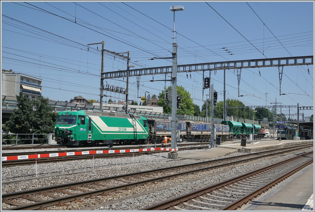 In Morges wartet die BAM MBC Ge 4/4 21 nun mit ihrem Kieszug auf die Abfahrt nach Apples.

19. Juli 2021