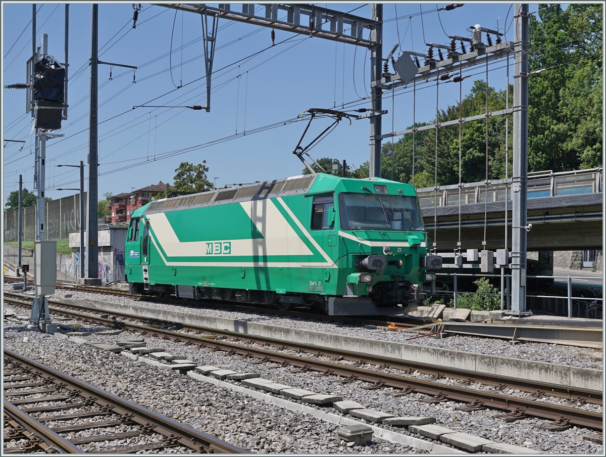 In Morges wartet die BAM MBC  Ge 4/4 21 auf ihre Güterlast nach Apples. 

19. Juli 2021
