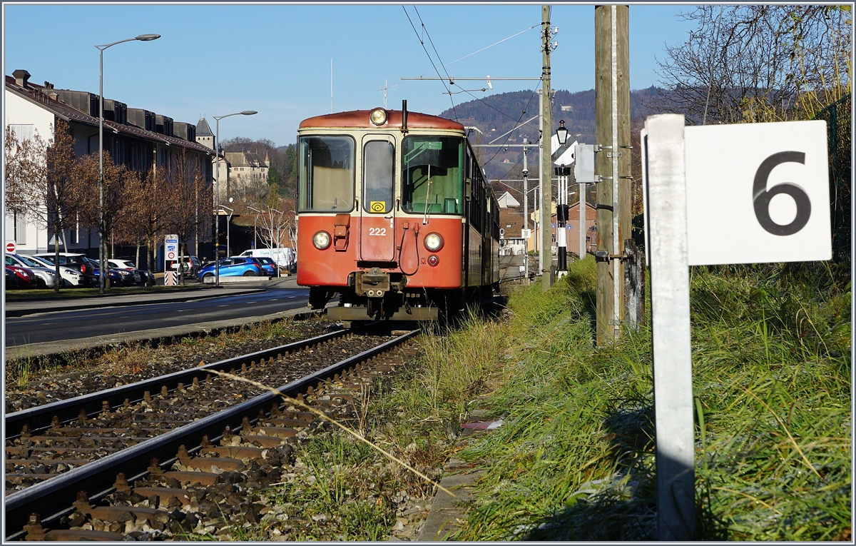 In der Nähe des Banhof von Blonay, bei Kilometer 6 auf der Blonay-Chamby Bahn (CEB/MOB Kilometrierung ab Vevey) ist der Bt 222 zu sehen, welcher mit dem BDeh 2/4 74 hier aufgebügelt abgestellt ist.
8. Dez. 2016