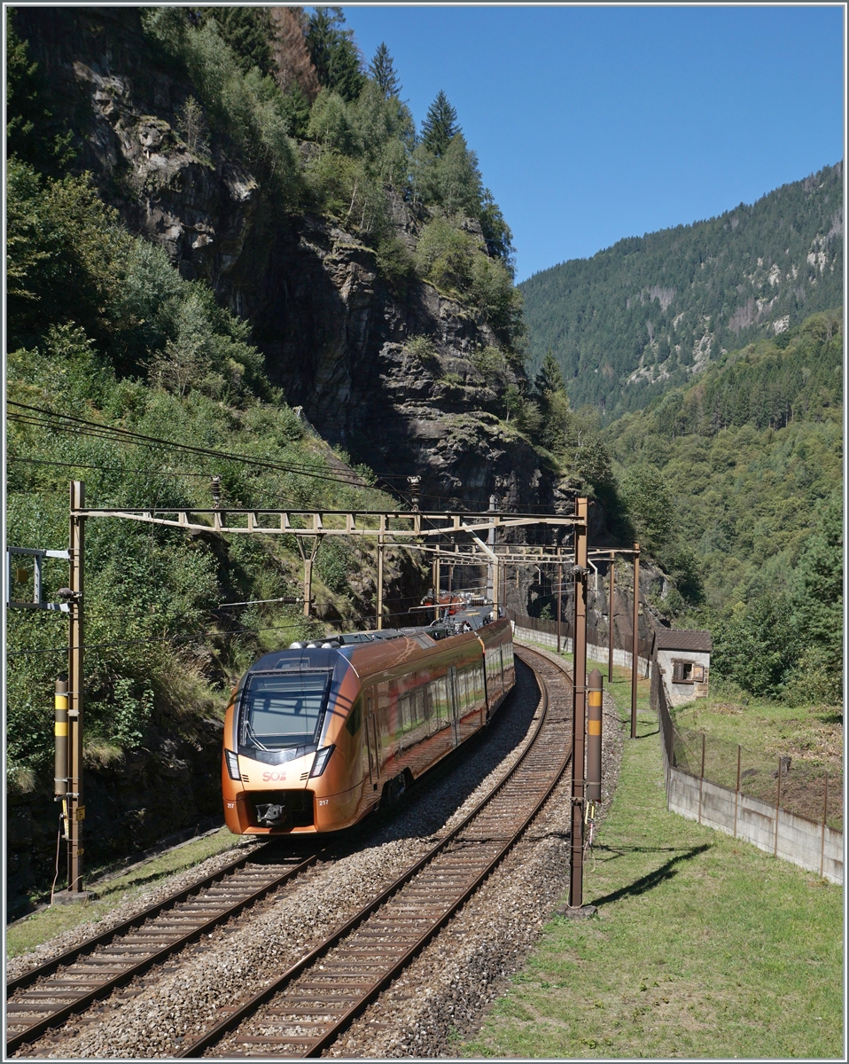 In der Nähe des oberen Portal des 1567 Meter langen Pratotunnel, der als 360 ° Kreiskehrtunnel gut 40 Meter Höhenunter überwindet ist ein SOB Flirt als IR 61 auf dem Weg in Richtung Norden. 

4. Sept. 2023