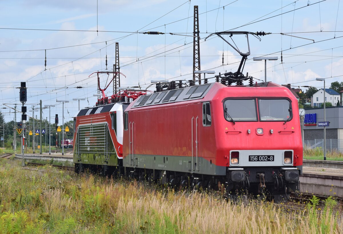 In Naumburg (S) Hbf rangierte am 11.08.2021 die EBS 156 002 zusammen mit der 143 056. (Foto: Dennis Fiedler)