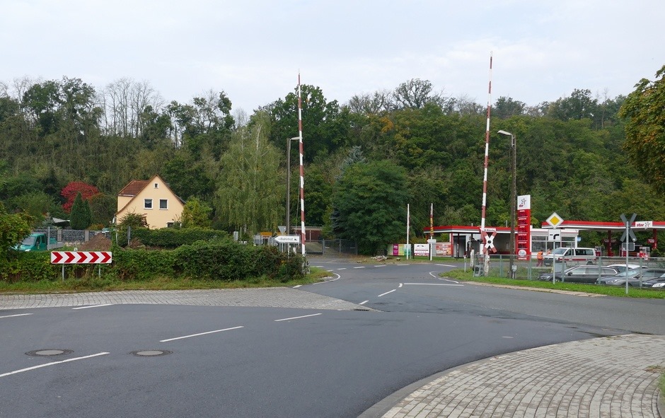 In Nebra wird der Bahn�bergang 50 m in Richtung Bahnhof verschoben. Zudem sollen in den 6 Wochen der geplanten Bauzeit die Weichen ausgewechselt werden. Seit 04.10. besteht SEV ab Karsdorf. Von der Br�cke geht es dann zuk�nftig gerade �ber die Strecke. (Foto:  Thomas Fritzsche)