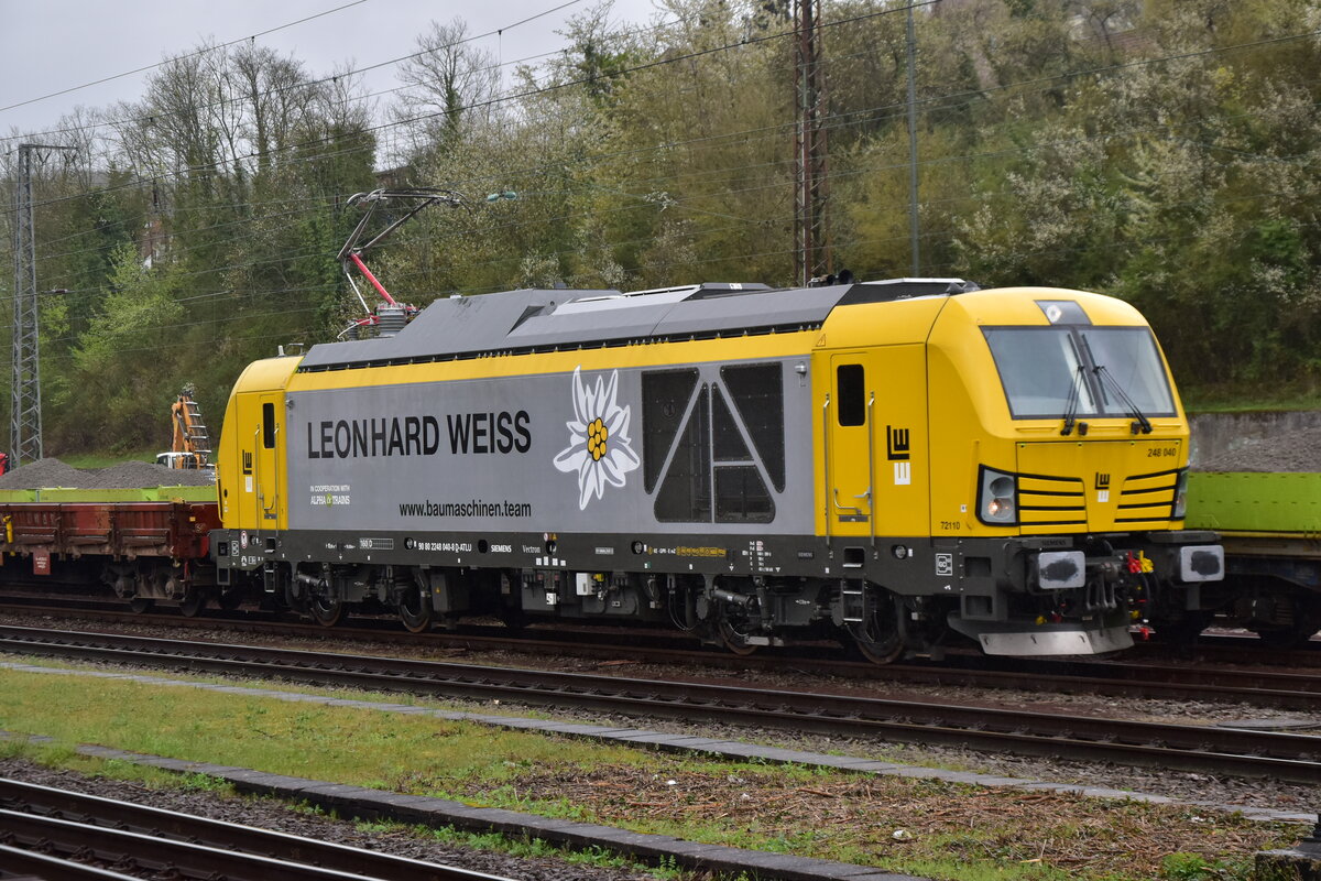 In Neckarelz konnte ich die 2248 von Leonhard Weiss mit Flachwagenzug am 1.4.2024 ablichten.