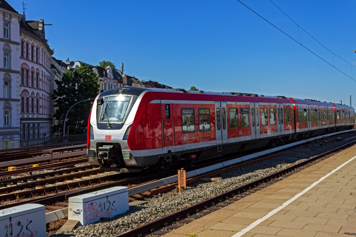 In recht groen Stckzahlen beschafft die S-Bahn Hamburg neue Zge der Baureihe 490. Hier ist 490 127, der zu den Zgen gehrt, die sowohl per Stromschiene als auch mittels Oberleitung betrieben werden knnen in Hamburg-Altona zu sehen.