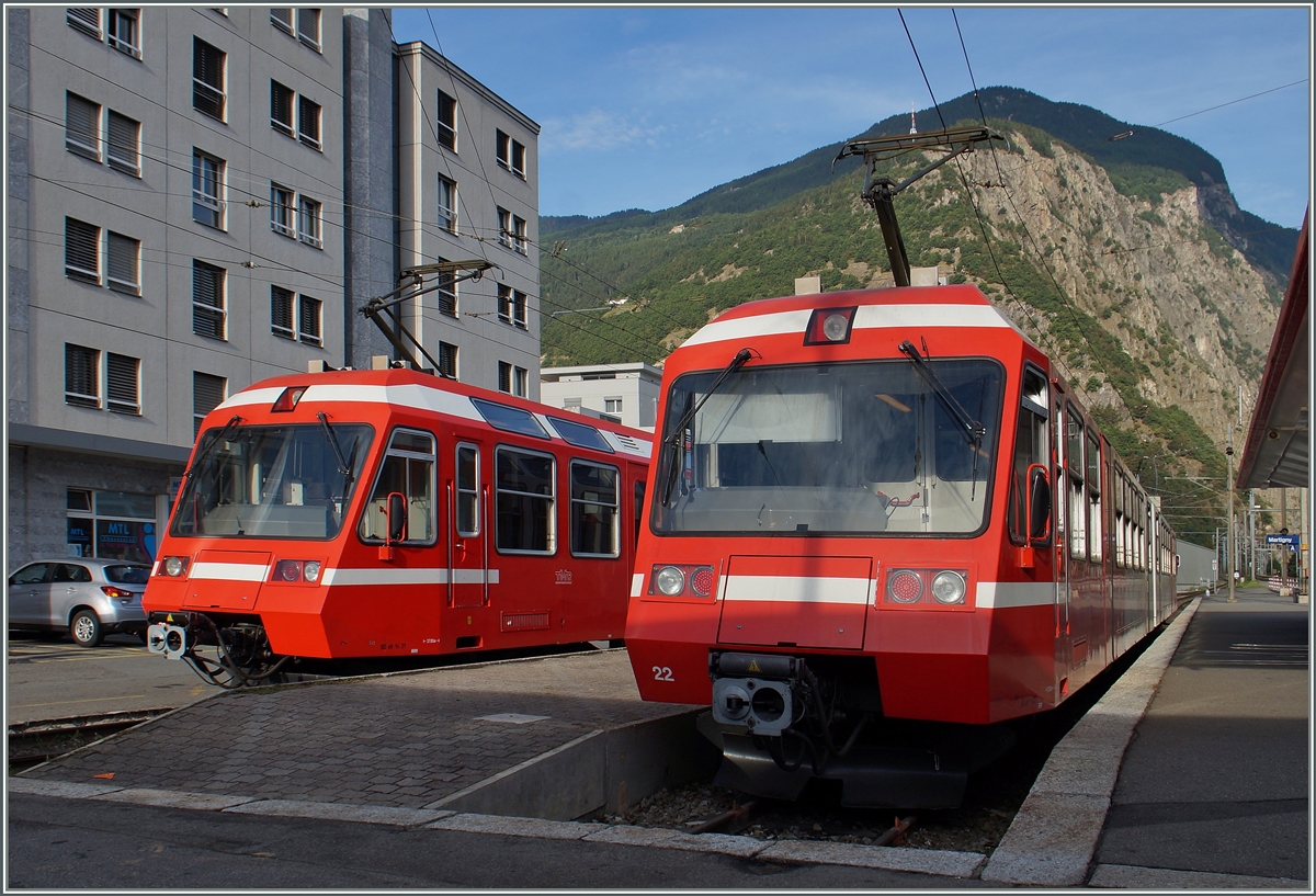 In der Regel übernimmt der aus Richtung Le Châtelard ankommende Triebwagen den Dienst für die Rückfahrt. Doch wenn wie heute der Fahrzeugumlauf eine Änderung erfährt kommt es zu der eher seltenen Situation, dass in Martigny gleich beide Schmalspurgleise belegt sind. Während der Beh 4/8 21 als Regionalzug 26245 in Martingy endet, wartet der Beh 4/8 22 auf die baldige Abfahrt nach Vallorcine. 
28. August 2015